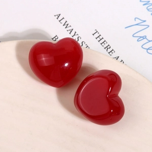 Gros plan de breloques en forme de cœur en résine rouge pour bijoux et accessoires