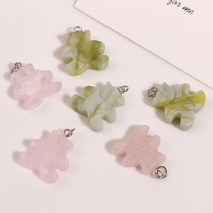 Détails de pendentifs ours sculptés en quartz rose et jade naturels avec anneaux en métal