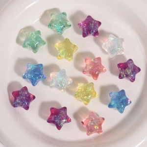 Vue détaillée d'étoiles 3D en résine aurore colorée pour la création de bijoux DIY