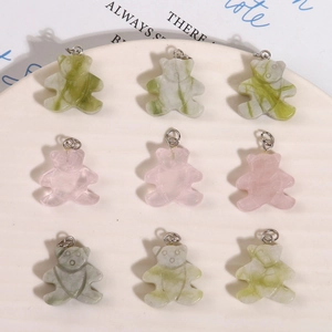 Pendentif Ours en Pierre Naturelle Quartz Rose Jade à Fleurs d'Herbe Sculpté à la Main Charme d'Ours Mignon pour la Fabrication de Bijoux DIY Pendentif Uniquement