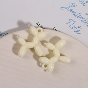 Detailopname van crème-kleurige acryl ballonhonden voor DIY-sleutelhanger accessoires