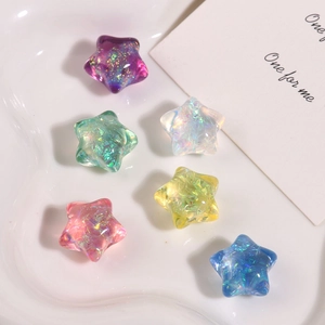 Gros plan de perles d'étoiles en résine colorées avec paillettes holographiques