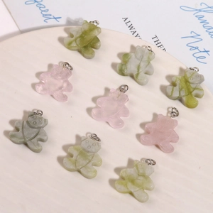 Détail de pendentifs ours en pierre colorée avec boucles métalliques pour bijoux DIY