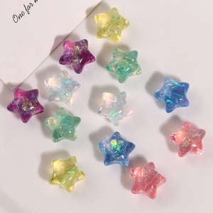Vue macro d'étoiles en résine aurora 3D avec paillettes irisées pour travaux DIY
