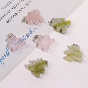 Détail des pendentifs ours en quartz rose et jade naturel avec anneaux métalliques pour bijoux