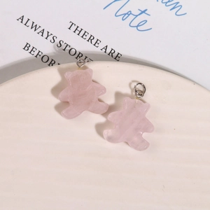 Détails de deux pendentifs ours rose avec anneaux en métal pour bijoux DIY créatifs