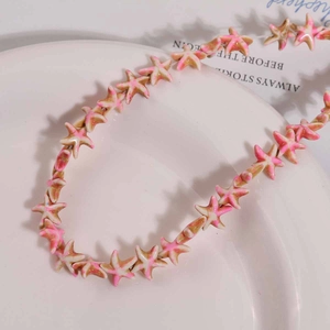 Primer plano de cuentas de estrella de mar rosa y beige para la creación de joyería