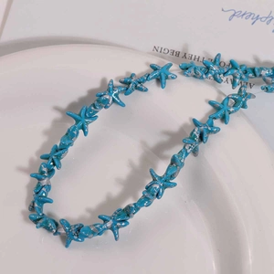 Primer plano de una cuenta de estrella de mar azul verde con manchas plateadas para DIY