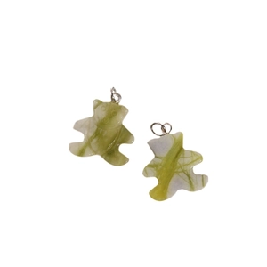 Pendentifs ours en jade naturel avec anneaux en argent sur fond blanc pur