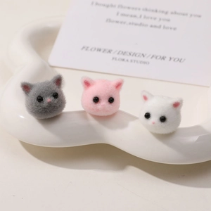 Drei niedliche beflockte Cartoon-Katzenköpfe in Rosa, Weiß und Grau für DIY-Schmuck