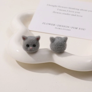 Detailansicht grauer beflockter Katzenkopf-Anhänger für DIY-Schmuck und Bastelarbeiten