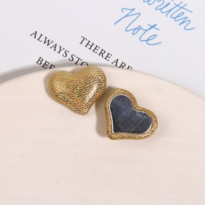 Macrodetail van hartvormige magnetische sluiting met gouden glitters voor DIY-werkjes