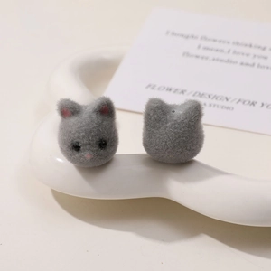 Detailansicht grauer beflockter Katzenkopf-Anhänger für DIY-Schmuck auf einem Tablett
