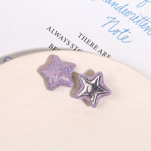 Gros plan de boutons étoiles à paillettes violettes pour accessoires de cheveux DIY
