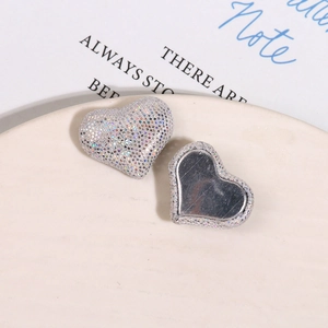 Macro-opname van glitter hart-patches voor DIY-sieraden op een witte tray