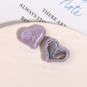 Macro detail van paarse glitter hart patches voor DIY accessoires met een zilveren basis