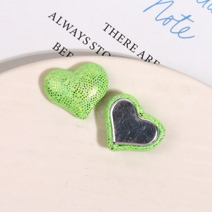 Detailopname van groene hart-pailletten patches met metalen basis voor DIY sieraden