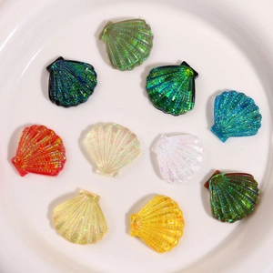 Ciondoli in resina a conchiglia sfumata iridescente in nove colori per gioielli fai da te