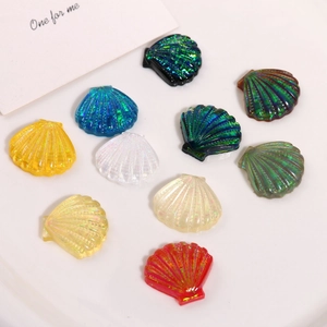Dettaglio macro di ciondoli a conchiglia in resina con glitter per gioielli fai-da-te