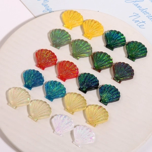 Ciondoli a conchiglia in resina iridescente in vari colori sfumati per gioielli DIY