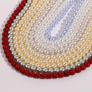 Vue macro de perles d'imitation rondes de 10 mm en disposition d'arcs concentriques