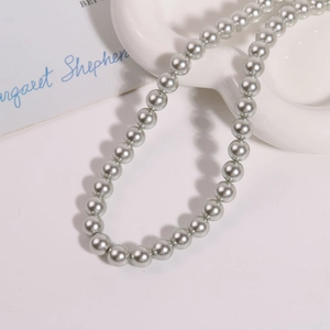 Détail de perles d'imitation grises rondes de 10 mm pour la création de bijoux DIY