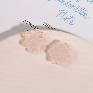 Detailansicht der rosa Harzblumen mit feinem Glitzer in einer cremefarbenen Schale