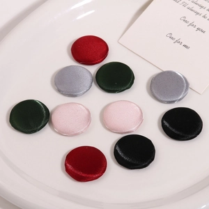 Détail de boutons en satin ronds multicolores pour projets de couture artisanaux DIY