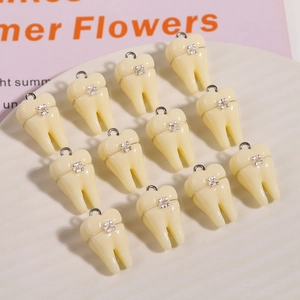 Set di 12 ciondoli a forma di dente in resina 3D con apparecchio in metallo per gioielli fai da te