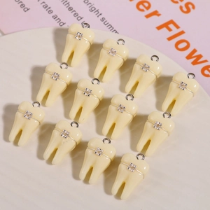 Ciondoli a forma di denti 3D in resina con apparecchio in metallo per gioielli fai da te e collane