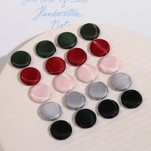 Set di venti bottoni tondi in tessuto satinato multicolore per creazione di gioielli e artigianato