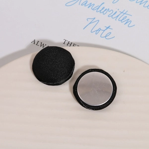 Gros plan de boutons magnétiques en tissu de soie noire pour broches ou foulards