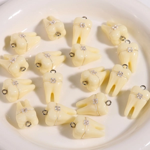 Ciondoli divertenti a forma di dente in resina con apparecchio per gioielli fai-da-te