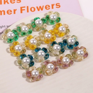 Handgefertigte Harzblumen mit getrockneten Blüten und Perlen für DIY-Schmuck