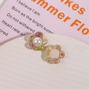 Detail von Harzblumen mit getrockneten Blütenblättern und Perlen für Schmuckdesign