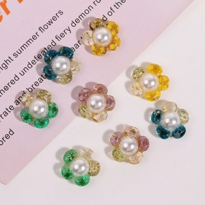 Detail von DIY-Resin-Blumenanhängern mit echten getrockneten Blüten und Perleneinlage