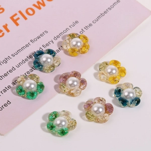 Makro-Detail von Harzblumen mit Trockenblumen und einer Perle für DIY-Schmuckherstellung