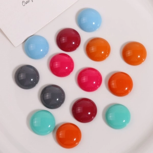 Dettaglio di cabochon in resina colorata da 20mm in un vassoio per gioielli fai-da-te