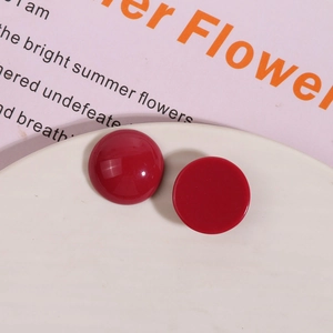 Vista macro di perle in resina rossa lucida da 20mm per gioielli fai-da-te e accessori