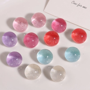 Vista macro de cuentas de resina brillantes y coloridas para joyería y accesorios DIY