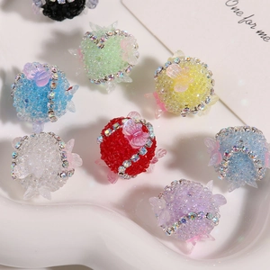 Detail von bunten Perlen mit Strasssteinen und Schmetterlingsflügeln für DIY-Schmuck