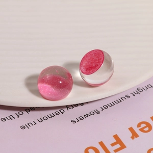 Vista macro de cuentas de resina rosa brillante con capas transparentes para joyas