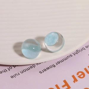 Primer plano de cuentas de resina azul claro con purpurina para accesorios de joyería DIY