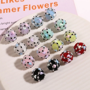 Bunte Zuckerperlen mit Herzmustern für DIY-Schmuck und die Herstellung von Accessoires
