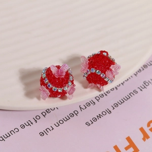 Nahaufnahme von roten Kristallkugel-Anhängern mit rosa Schmetterlingen für DIY-Schmuck