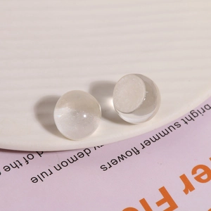 Foto macro de cuentas de resina translúcida estrellada con brillo en plato de cerámica