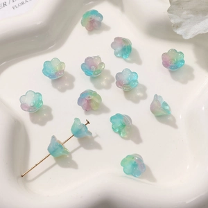 DIY γυάλινες χάντρες με διαβάθμιση για κοσμήματα σε λευκό κεραμικό δίσκο σε σχήμα αστέρι