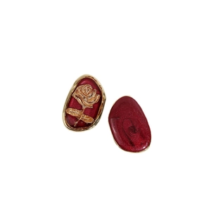 Orecchini vintage con rose rosse e ovali, bordatura dorata e finitura in smalto lucido