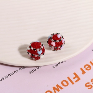 Detail von roten Strass-Kugelperlen mit bunten Herz-Akzenten für DIY-Schmuckherstellung