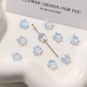 Primer plano de cuentas de vidrio azul claro de 8 mm en forma de estrella para joyas DIY